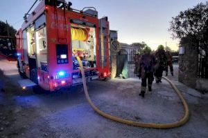 Els bombers rescaten a una dona i dos gossos atrapats en un incendi a Llíria