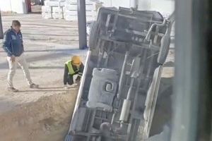 Un vehículo se precipita en el pozo de una nave en construcción en Agost (Alicante)