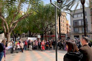 Catarroja commemora el Dia de la Dona amb la lectura del manifest a la porta de l’Ajuntament