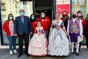 Las Falleras Mayores de Gandia visitan Cruz Roja