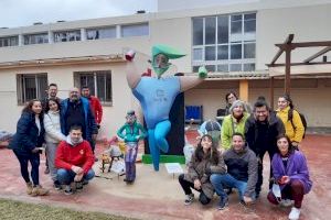 El Centre Geriàtric de Benicarló planta la seua falla amb ninots donats fa dos anys