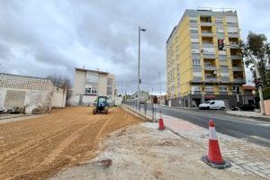 El Ayuntamiento de Elda inicia los trabajos para el acondicionamiento y pavimentado del aparcamiento público de la avenida de Sax