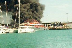 Crema un iot de luxe en la Marina de València