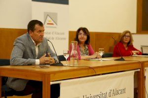Pedro Femenía promet ‘responsabilitat i treball’ en la presa de possessió com a Defensor Universitari de la Universitat d’Alacant