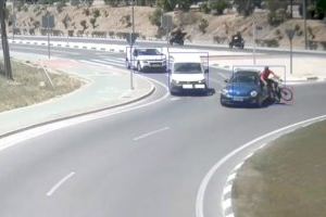 VIDEO | Un coche arrolla a un ciclista en una rotonda de La Nucia