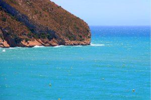 Teulada Moraira instala 22 boyas ecológicas de fondeo para la protección del fondo marino
