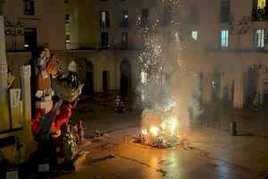 El foc crema les Fogueres del Retrobament a Alacant per a donar pas a les festes de 2023