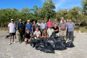 Los pescadores y cazadores de Almenara realizan la tradicional jornada de limpieza de residuos del Paraje dels Estanys