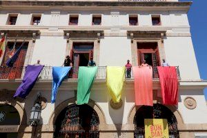 Les lones amb els colors de la bandera multicolor del col·lectiu LGTBIQ+ onegen a l'Ajuntament de Sagunt i en la Tinença d'Alcaldia