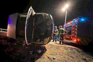 Accidente en la AP-7: Una furgoneta vuelca en Xilxes