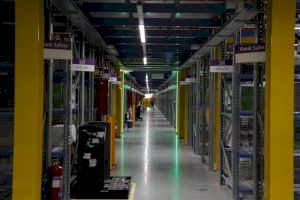 80.000 paquets al dia: Així funciona el nou magatzem d'Amazon a Onda