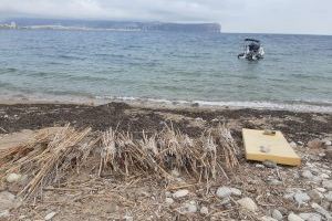 Xàbia mobilitza una embarcació per a la neteja dels punts més inaccessibles del litoral