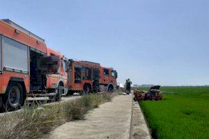 Dos vehicles xoquen a Sueca i cauen a uns camps d'arròs