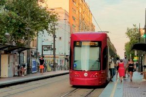 Els tramvies valencians canvien a color roig com a símbol de compromís amb el medi ambient