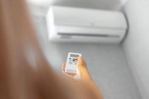 Les noves mesures d'estalvi: Apagar aparadors, limitar la climatització i tancaments de portes automàtics