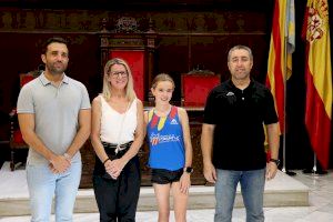 L'Ajuntament de Sagunt rep la triatleta local Livia Guillén com a reconeixement al seu resultat en el campionat autonòmic de triatló