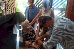 Tres dones centenàries de la residència de Gent Gran d’Oliva "donen" la silueta de les seues mans per a “l’Espiral de la Vida”