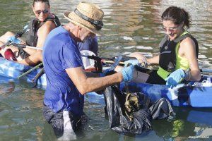 Gran respuesta en la jornada “Cuidemos el mar” campaña del RCNT contra el plástico en la dársena de Torrevieja