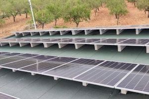 Les Coves de Vinromà instal·la panells fotovoltaics en el depòsit municipal per a reduir la factura energética
