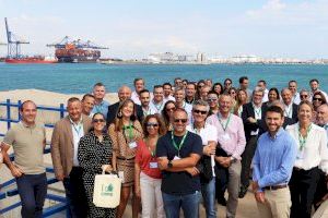 Medio centenar de empresas de Riba-roja constatan en el Puerto de València la urgencia de la nueva terminal norte de contenedores