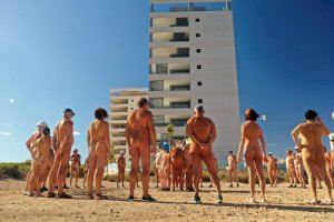 Protesten nus a Oriola contra la construcció de 2.200 habitatges en un tram de costa verge