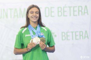 El Ayuntamiento de Bétera celebra con Lola Caballero, nadadora del CN SOS Bétera, su medalla de oro en el Campeonato del Mundo