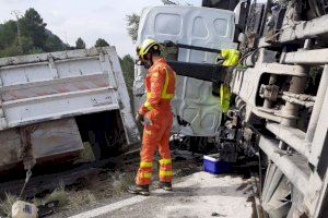 Muere un conductor al volcar su camión entre Castelló de Rugat y Salem