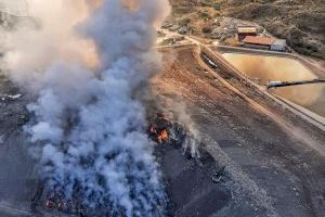 Un incendio en el vertedero de Xixona se extiende por la montaña de la localidad