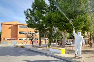 El Ayuntamiento de Elda realiza un tratamiento preventivo contra la procesionaria en los jardines y los centros escolares de la ciudad