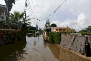Les fortes pluges inunden habitatges i carrers i obliguen a tallar 10 vies i camins a Borriana