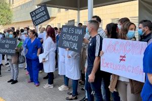 Denuncian el colapso de las urgencias en el Hospital de la Ribera: 30 horas esperando a una cama