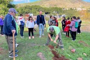 El taller de empleo de empleo de jardinería y el CEIP Cervantes plantan árboles en la Senda de Quistel