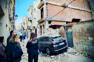 Colapsa una pared en l’Alcora y aplasta dos vehículos estacionados en la calle