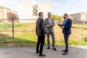 El vicepresidente segundo y el alcalde de Silla visitan el solar en el que se prevé construir 41 viviendas públicas para alquiler
