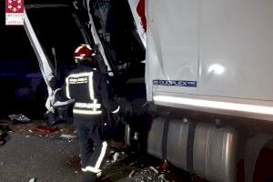 Mor un conductor i un altre resulta ferit en el xoc entre dos camions a Alcalà de Xivert