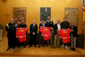 Carlos Mazón y el alcalde de Benidorm reciben a los ‘Hispanos’