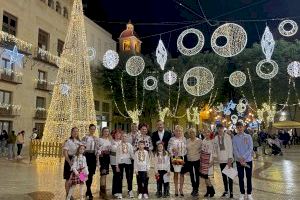 La comunidad rumana y moldava en Elche felicita al Equipo de Gobierno las fiestas con una ‘colinda’ en agradecimiento por el apoyo municipal