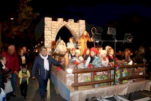 Los Reyes Magos ilusionan a los niños de Quart de Poblet en una cabalgata multitudinaria