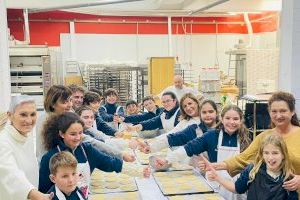 Una tona i mitja de farina preparada per a arrancar les festes de Benicàssim amb l'elaboració de ‘Les Coquetes de Sant Antoni’