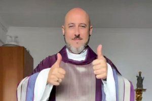 Salvador Aguado, el capellà valencià que arrasa amb l'evangelització digital