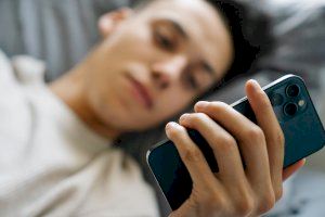 Interactuar con dispositivos electrónicos antes de acostarse puede provocar insomnio crónico