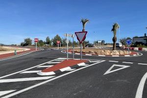 El vecindario de la urbanización La Sima brinda por la nueva carretera de la zona este