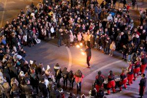 Miles de ondenses honran a Sant Antoni al calor de la hoguera con ‘tardeo’, espectáculo de fuego y reparto de buñuelos