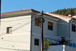 L'embolic de cables de Telefónica que ha posat en peu de guerra un poble de Castelló
