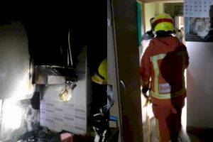 Rescatan a una nonagenaria y a su hijo en un violento incendio en Cullera