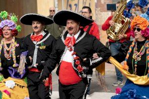 La asociación de Carnavales de Benetússer llena de color y bailes las calles del municipio