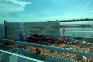 VÍDEO | Un camió perd tota la càrrega de taronges després de bolcar a Almussafes