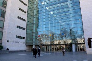 La Conselleria de Justicia instala seis puntos de recarga para vehículos eléctricos en la Ciudad de la Justicia de València