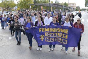 La marxa feminista recorre els carrers de Paiporta el 8M, Dia de la Dona