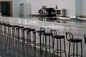 El Ayuntamiento de la Vila Joiosa firma el contrato para la reapertura de la cafetería del Centro Social ‘Llar del Pensionista’